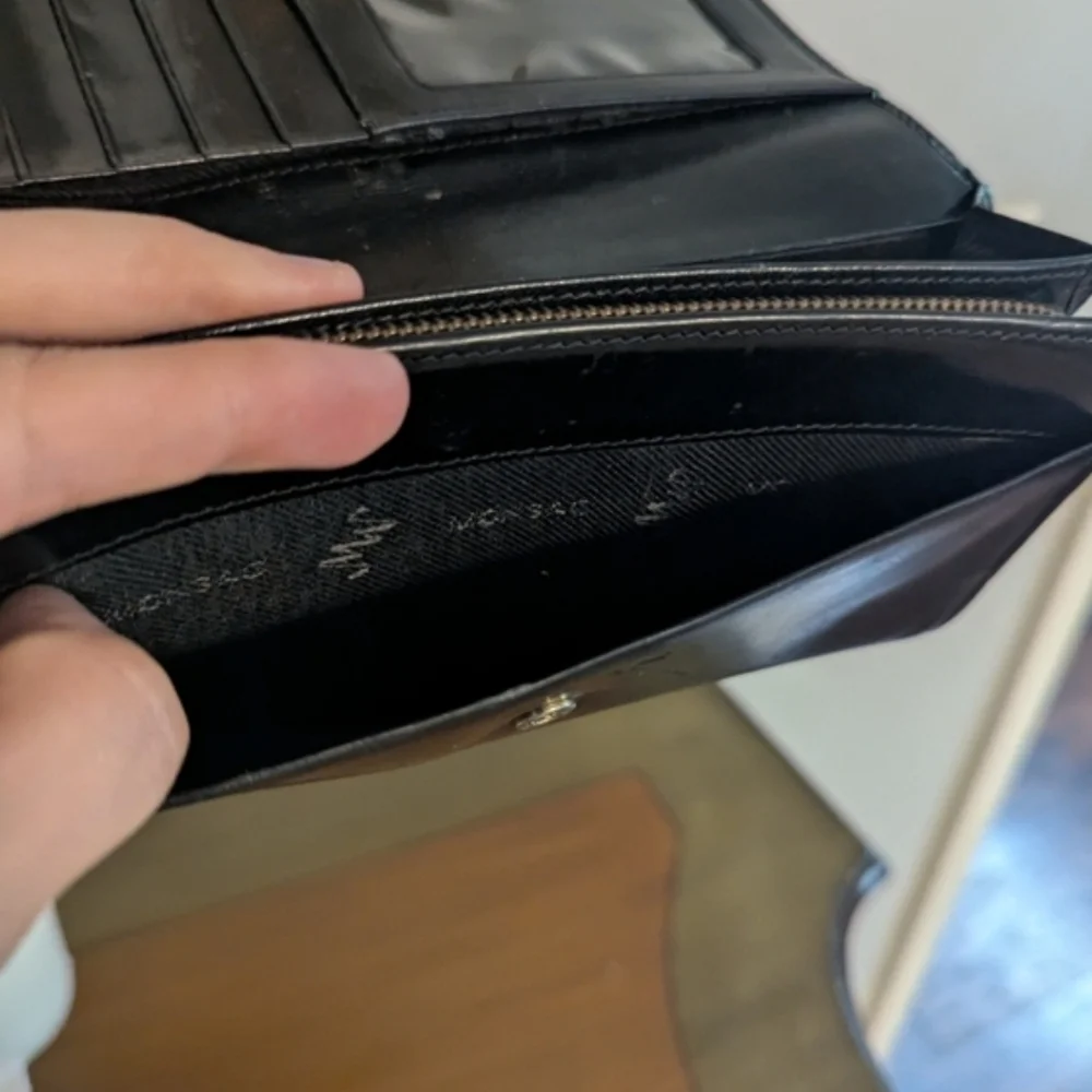 Monsac sleek black